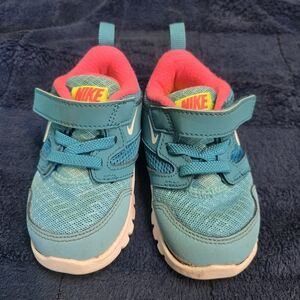 Toddlers girl nike sneakers size 6